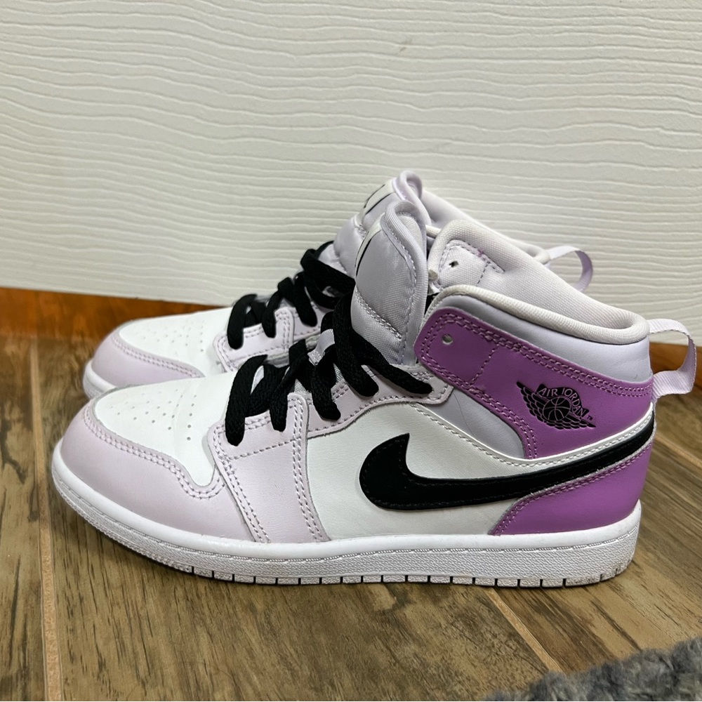 Air Jordan 1 retro in barely grape. GUC kids Sz 3y